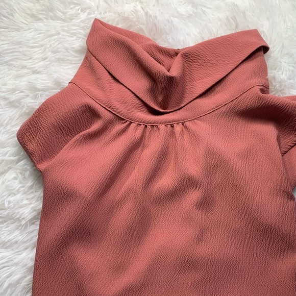 NWOT Coral top with keyhole back & collar - Picture 4 of 8